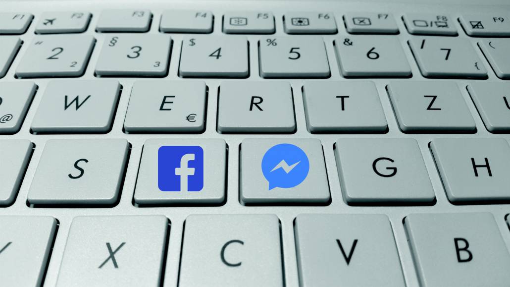 Toetsenbord met facebook en messenger symbool